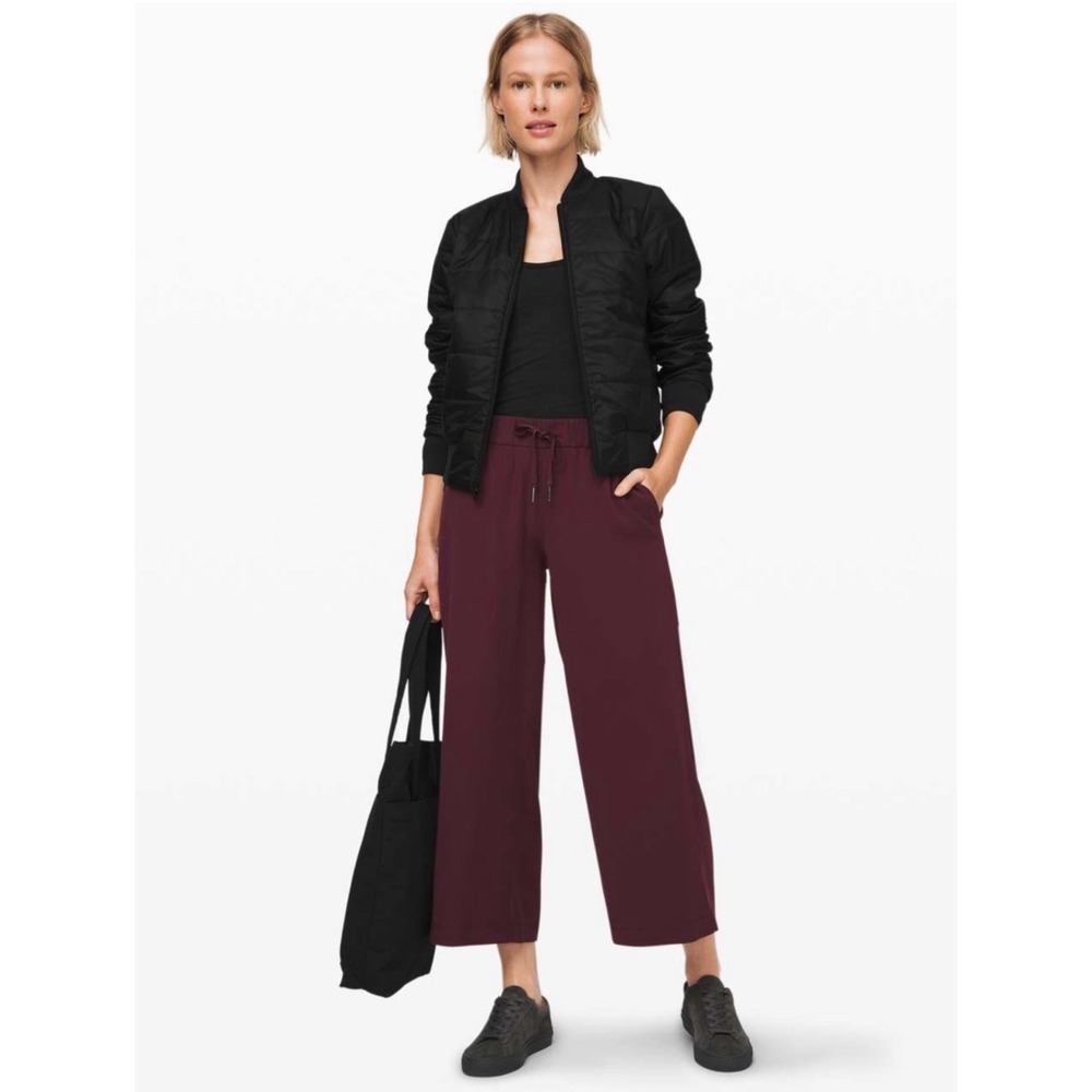 Lululemon On the Fly Wide-Leg 7/8 Pant Woven 25" in Cassis Size 8